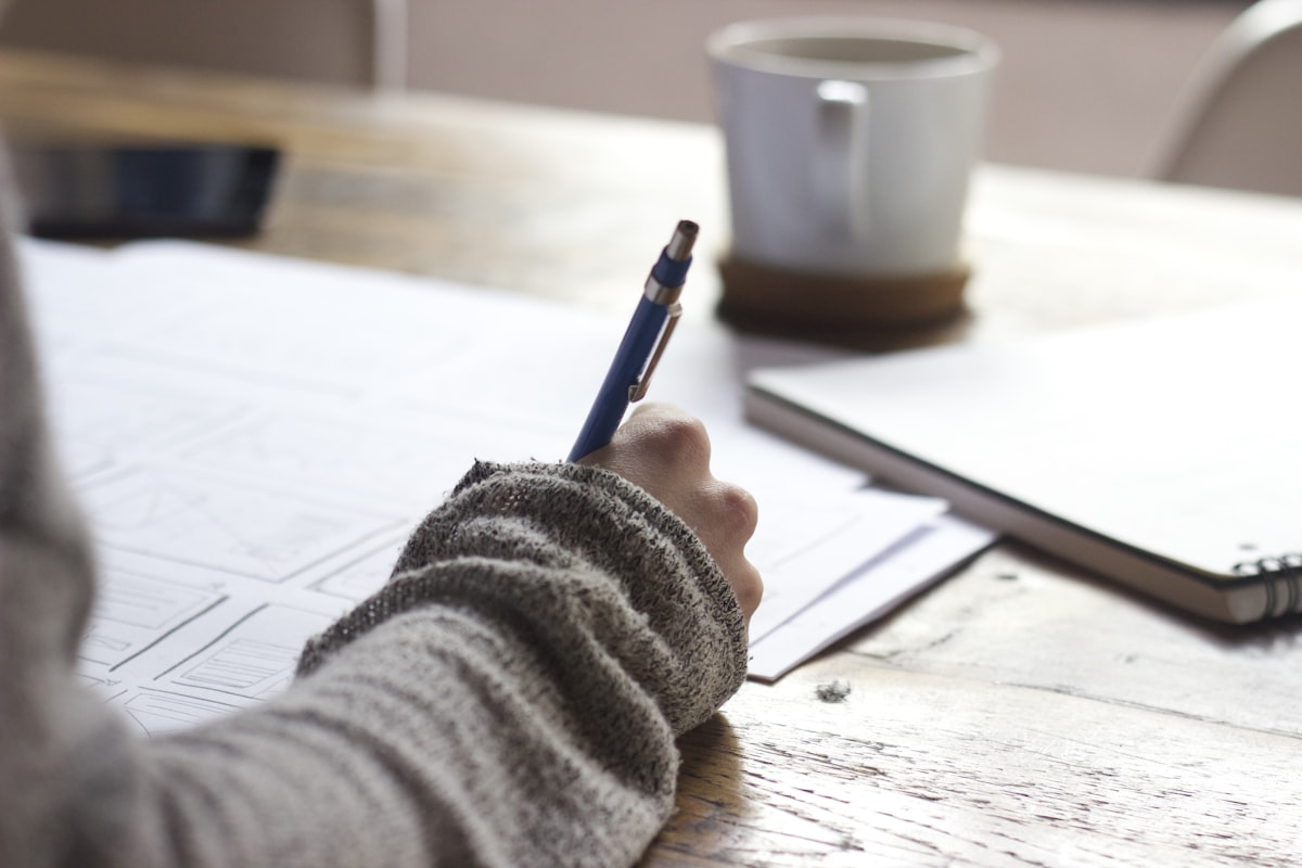 Planche d'exercices corrigés annotée à l'encre noire dans un polycopié académique