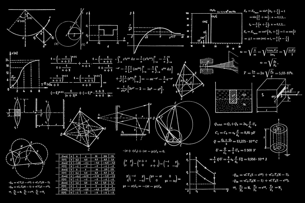 Professeur démontrant une équation au tableau noir lors d'un séminaire de mathématiques financières à Rennes